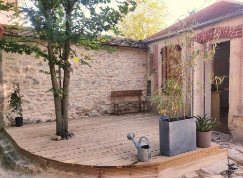Chailly-en-BièreAdorable maisonnette proche Fontainebleau/Barbizon的木甲板上种着树,长凳