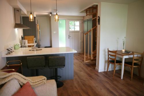 Blainroe Cottage的一个带柜台和桌子的厨房