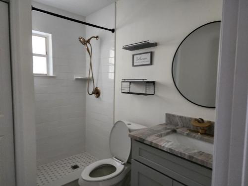 基西米Studio furnished的一间带卫生间、水槽和镜子的浴室