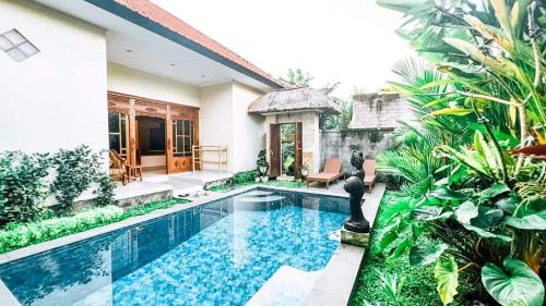 乌布Private Villa 2 bedrooms with private pool的花园内带游泳池的别墅