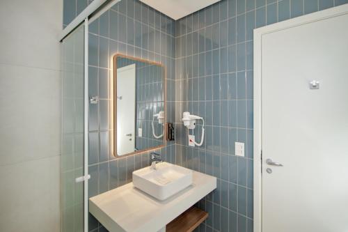 弗洛里亚诺波利斯弗洛里亚诺波利斯因特城市酒店的一间带水槽和镜子的浴室