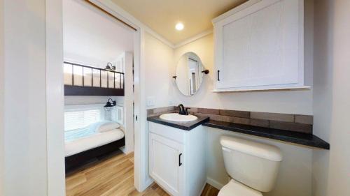 ElizabethtownThe Grand Regal Resort的一间带水槽和卫生间的小浴室