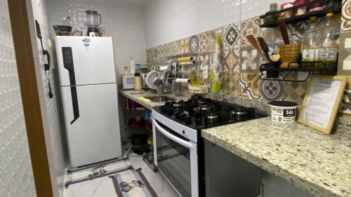 Apartamento 2 Quartos c/ Vaga de Estacionamento的厨房或小厨房