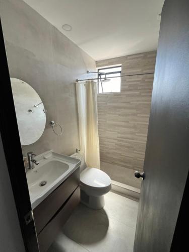 伊基克Hotel Santa María的一间带卫生间、水槽和镜子的浴室