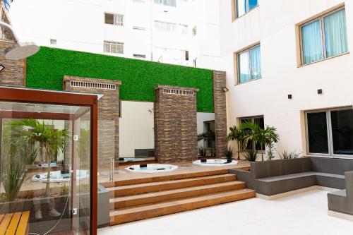 里约热内卢里约热内卢 - 拉帕戴斯酒店的一座带绿色墙壁和两个水槽的建筑