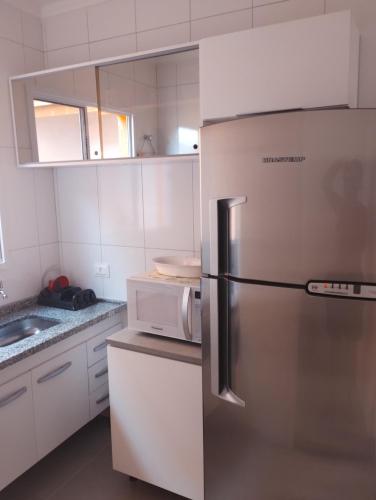 伯迪亚哥Cantinho do descanso的厨房配有冰箱和微波炉。
