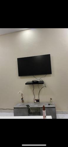 BurengTwo bedroom apartment Paradise estate Apt的白色墙壁上的平面电视