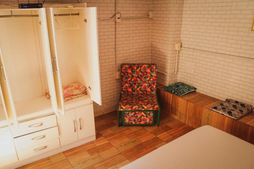里约热内卢Casa da Cacaia e do Henrique的客厅配有椅子和橱柜