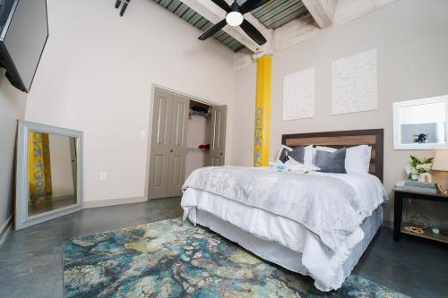 孟菲斯Cozy Luxurious Loft in Downtown Memphis的一间卧室配有一张大床和地毯。
