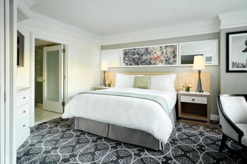 纽约纽约丽晶洛斯酒店的卧室配有一张白色大床和一把椅子
