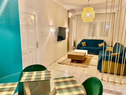 塞萨洛尼基Marina Apartmets的客厅配有蓝色的沙发和桌子