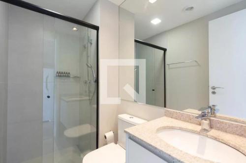 圣保罗Studio em condomínio novo em Moema的浴室配有卫生间、盥洗盆和淋浴。