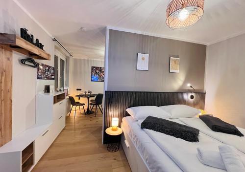 克拉根福BaMo Studio - city living arkaden的一间卧室配有一张大床和一张桌子