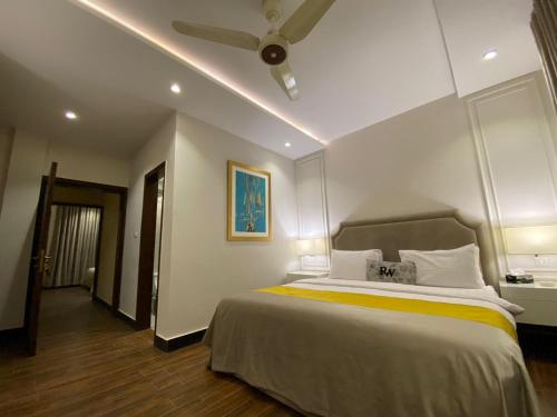 拉合尔Rosewood Lahore的一间卧室配有一张大床和吊扇