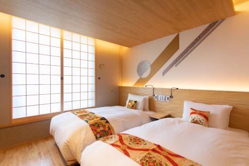 京都Higashiyama Hills - Vacation STAY 41308v的带2扇窗户的客房内的2张床