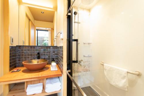 京都Higashiyama Hills - Vacation STAY 41308v的一间带一个碗水槽和淋浴的浴室