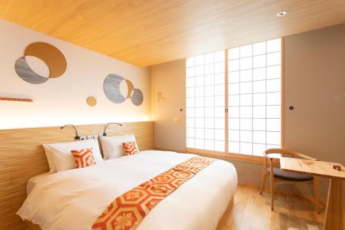 京都Higashiyama Hills - Vacation STAY 41300v的一间卧室配有一张大床和一张书桌