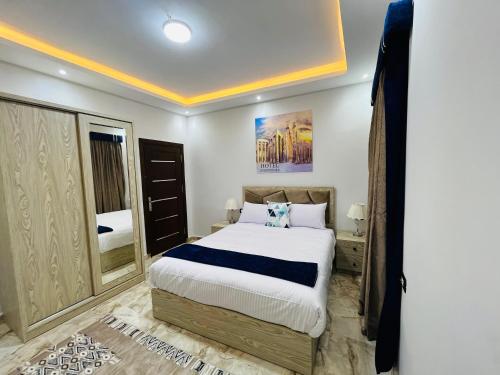 开罗Capital Of Pyramids Hotel的一间卧室配有一张大床和镜子