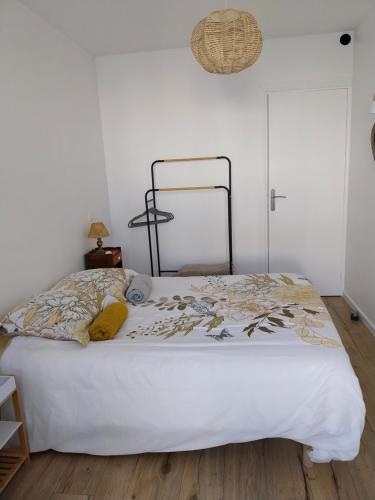 布鲁瓦Doma Anna的一间卧室配有一张带白色床单的大床