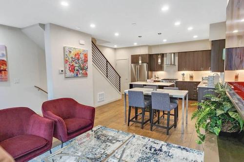 西雅图West Seattle's Modern Townhome的一间带桌椅的客厅和一间厨房