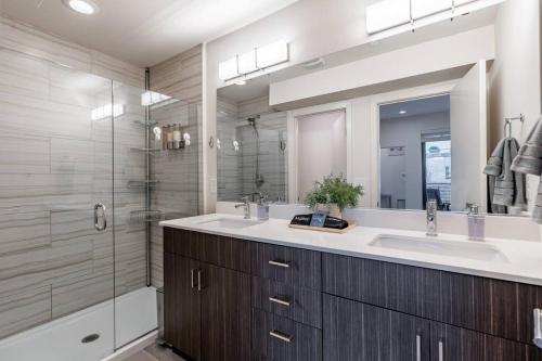 西雅图West Seattle's Modern Townhome的一间带大水槽和淋浴的浴室