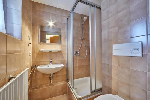 奥巴拉马高Gästehaus Eder Oberammergau的带淋浴、盥洗盆和卫生间的浴室