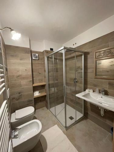 圣卡特琳娜瓦尔夫吉尼泽奈拉酒店的带淋浴、卫生间和盥洗盆的浴室