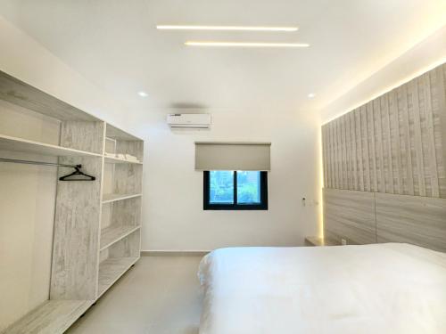 阿比让Appartement Palms Abidjan的卧室配有白色的床和窗户。