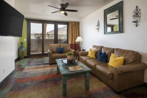 摩押Luxury Downtown Rental (Pet Friendly) - La Dolce Vita Villas #7的客厅配有沙发和桌子