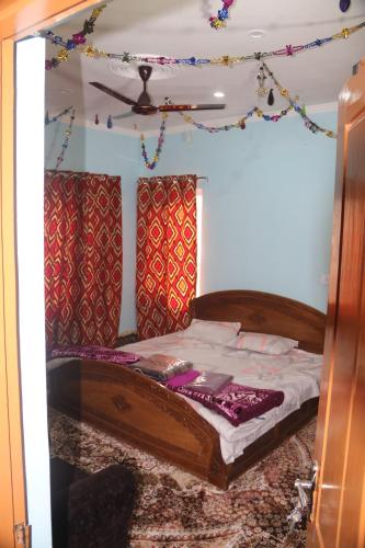 斯利那加Baba BabaBah的卧室配有一张床