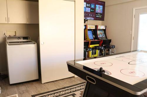 阿尔伯克基Cowboy Den-Hot Tub-Game Room-Pet Friendly-No Pet Fees!的厨房配有台面和冰箱