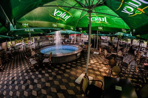 比哈奇Hotel Paviljon的餐厅内一个带喷泉的游泳池