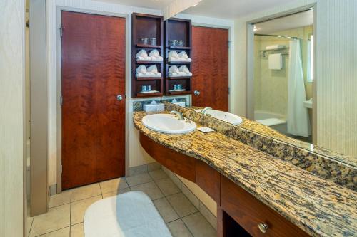 班夫Royal Canadian Lodge的一间带两个盥洗盆和大镜子的浴室