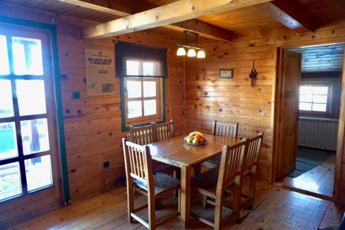 科帕奥尼克蒙大拿旅馆的木制用餐室配有木桌和椅子