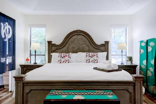 圣安东尼奥Rakuen - A Birdy Vacation Rental的一间卧室设有一张大床和两个窗户。