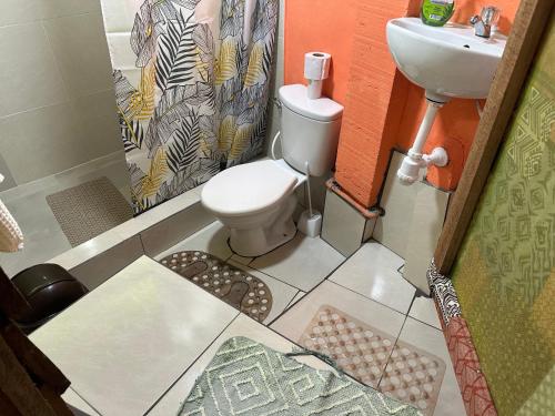 伊基托斯Otorongo Guest House的一间带卫生间和水槽的浴室