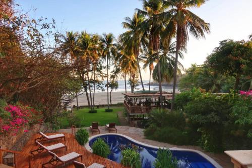 ChirilaguaLas Flores Resort的一个带游泳池和海滩的度假胜地