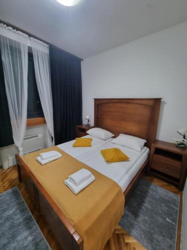 比哈奇Hotel Paviljon的一间卧室配有一张大床和两条毛巾