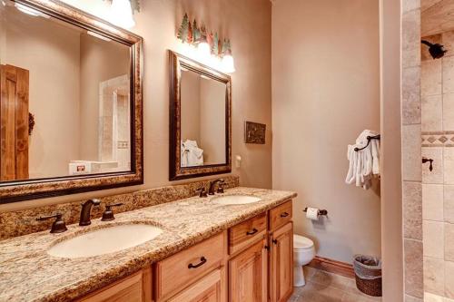布雷肯里奇Four Pines Retreat的浴室设有2个水槽、卫生间和镜子。