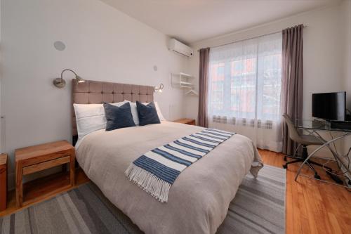 魁北克市维德尔酒店的一间卧室配有一张大床和电视