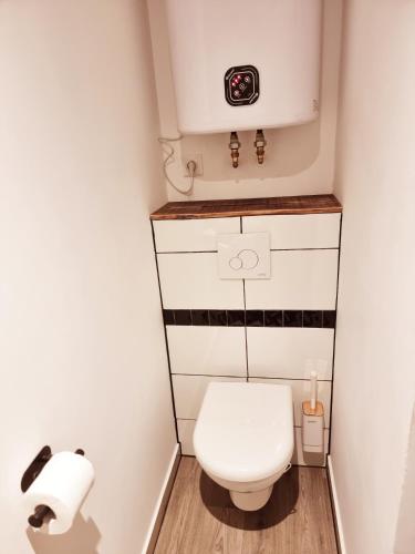 贝拉克Prestigieuse Résidence : N°14的一间带卫生间和一卷卫生纸的小浴室