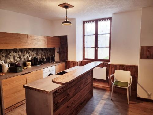 贝拉克Prestigieuse Résidence : N°14的一个带木制橱柜和一个大岛的厨房