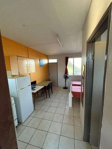 莱特鲁瓦西莱JCM locations的一间带桌子和冰箱的小厨房