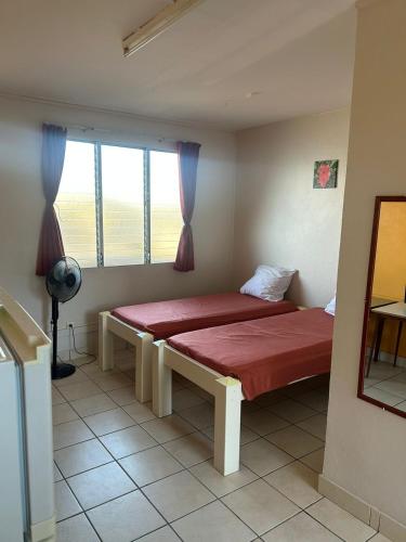莱特鲁瓦西莱JCM locations的一间带床的卧室,位于带窗户的房间内