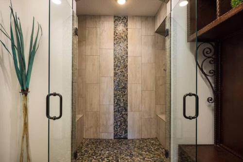 摩押Luxury Downtown Rental (Hot Tub/Pet Friendly) - La Dolce Vita Villas #10的浴室里设有玻璃门淋浴