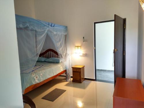 坦加拉All View Resort的一间卧室配有一张带蚊帐的床