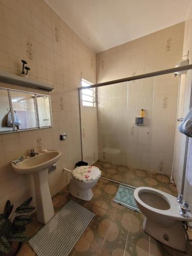 阿尤鲁奥卡Canto das Montanhas的一间带卫生间和水槽的浴室