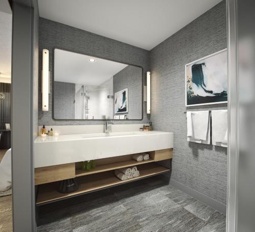 基黑茂宜海岸酒店的一间带水槽和大镜子的浴室