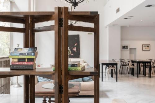 雅典雅典艺术套房酒店的坐在房间里桌子上的一堆书