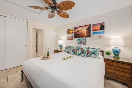 维雷亚Kamaole Sands 10203的卧室配有白色的床和吊扇